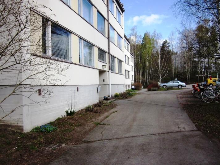 Pintakallistusselvitys/ Kaivokselan koulun asuntola Sivu 5 (10) Kuva 5 Sadeveden ohjausta varten on osan C edustalla asfaltissa urat (2kpl).