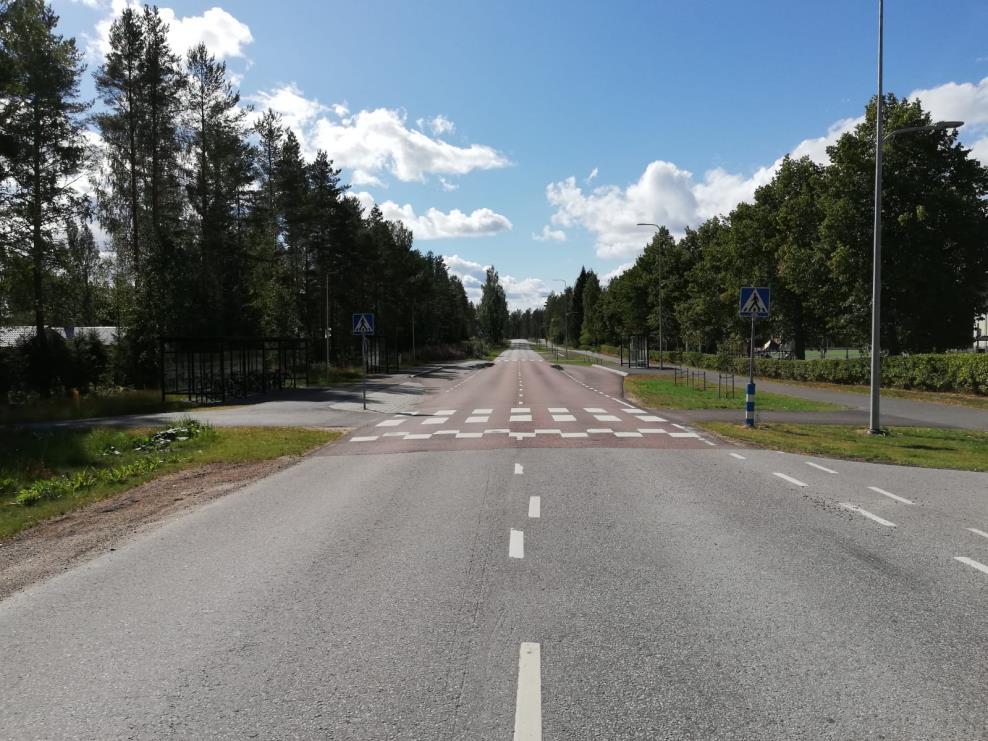 16 Kuva 14. Koulukatu saneerauksen jälkeen. Luonetjärven koulu oikealla. Tikkakoskelle on tehty asukaskysely 2013 marras-joulukuussa (Jyväskylän kaupunki, 2014).