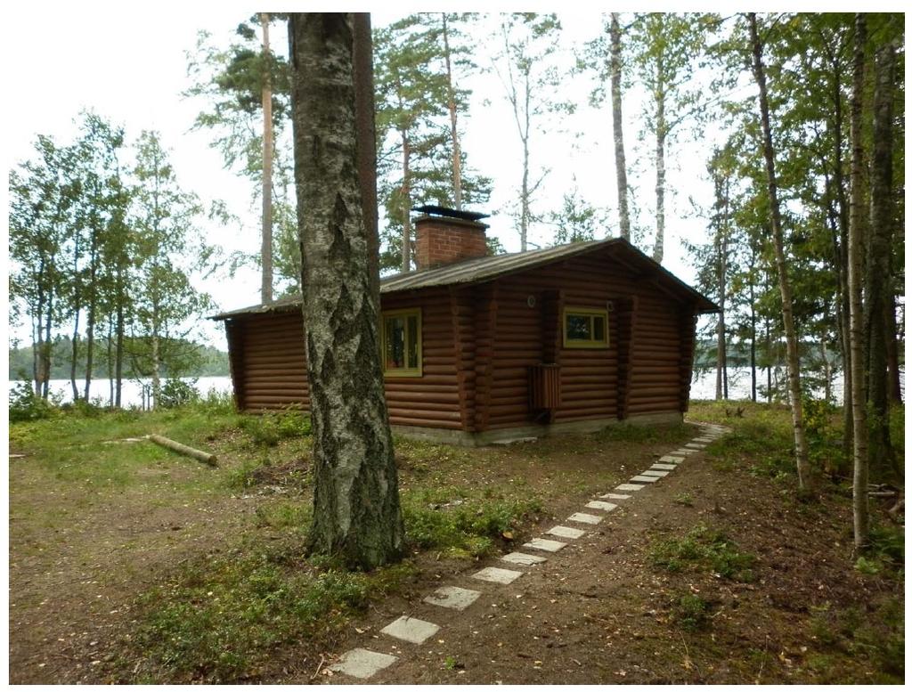 Pirttiniemen kärjessä oleva vanha lomarakennus.