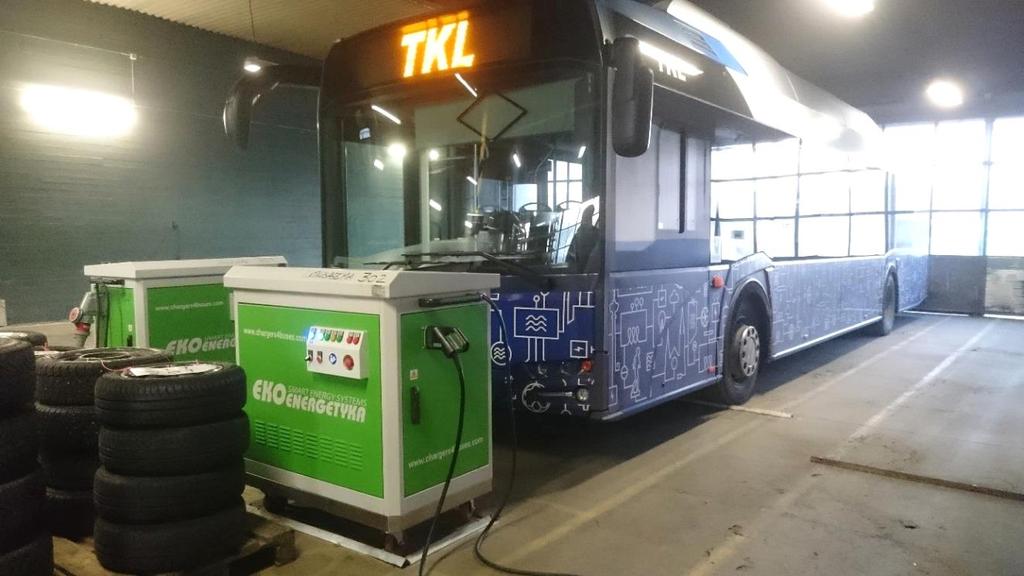Seuraavassa kuvassa (kuva 11) on esitetty täyssähköbussi hidaslatauksessa Tampereella Nekalan bussivarikolla. Kuva 11.