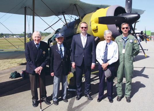 Pilvenveikot Ilmavoimien juhlavuonna Perinteitä vaalien, juhlaa, haikeita hetkiä Ilmavoimat 100 lentonäytöksessä Gloster Gauntlet GT-400:n edessä Pilvenveikot Mauri Maunula, Olli Kivioja,
