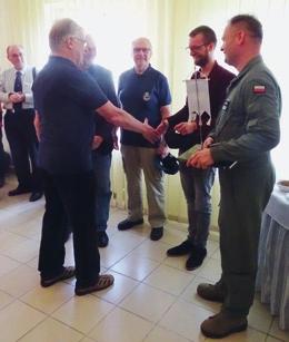 Puolan Ilmavoimien kuljetuslentolaivueen, 8th Air Lift Air Basen komentajalle.luovutettiin Ilmavoimien Viestikillan standaari.