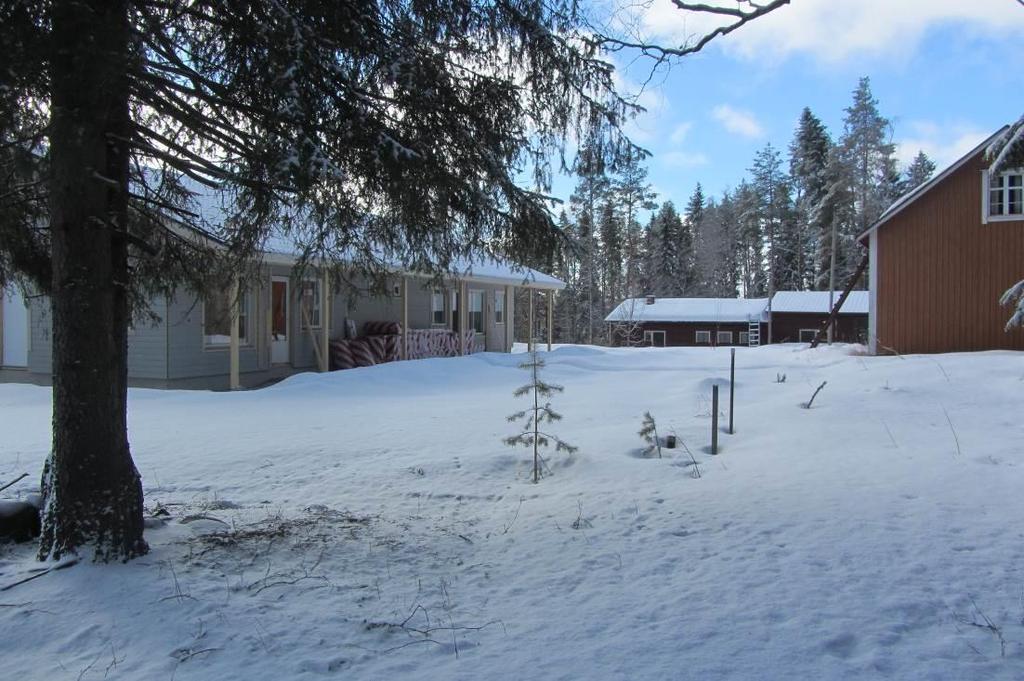 Vasemmalla rakenteilla oleva paritalo sekä poistuvaa vanhaa rakennuskantaa, joka korvautuu uudisrakennuksilla.