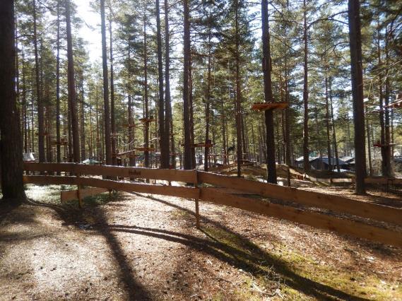45 Kuva 17. Reitin kulku Huikeen kohdalla Kuva 18. Kuntoilulaite reitin varrella Reitti soveltuu päiväretkeilyyn ja on mielekäs luontomatkailijoille, kuntoilijoille ja lapsiperheille.