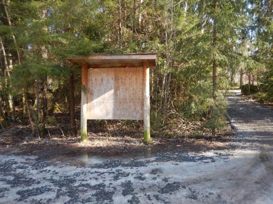 Teemuluodon parkkialueella oli myös infotaulu, joka oli tyhjillään. Kuvassa 29 näkyy kuva Teemuluodon infotaulusta. Kuva 26.