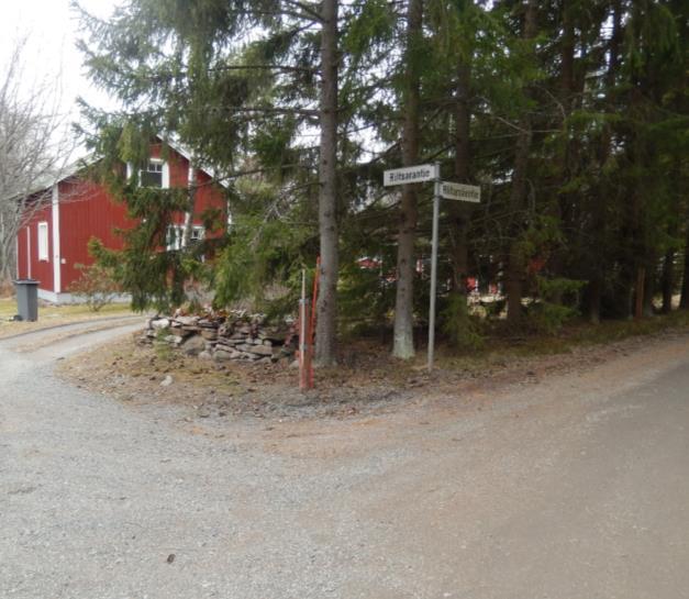 Risteyksessä ei ollut opastetta, joka olisi osoittanut oikean suunnan. Kuvassa 48 näkyy kuva risteyksestä. Kuva 46.