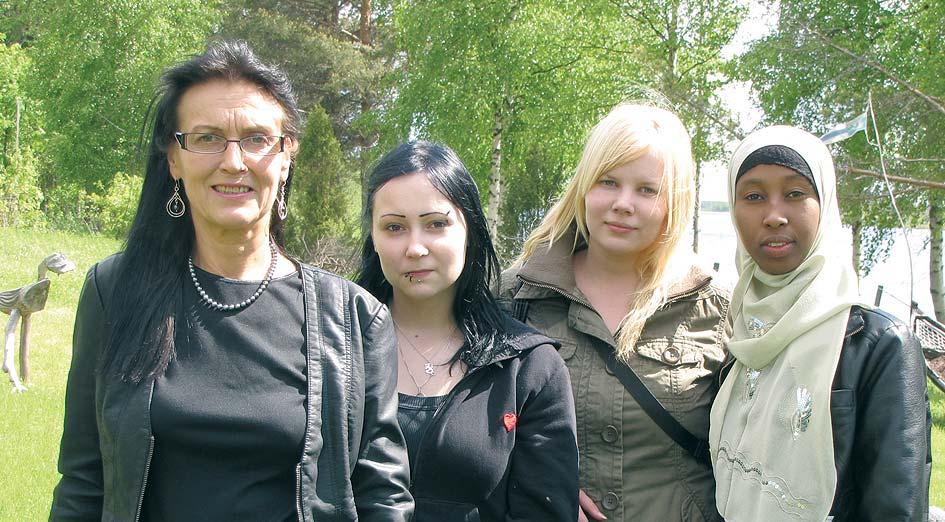 Kalevi Vattula ja laulajat valmistautumassa esitykseen. Tapahtumassa oli paljon yleisöä.
