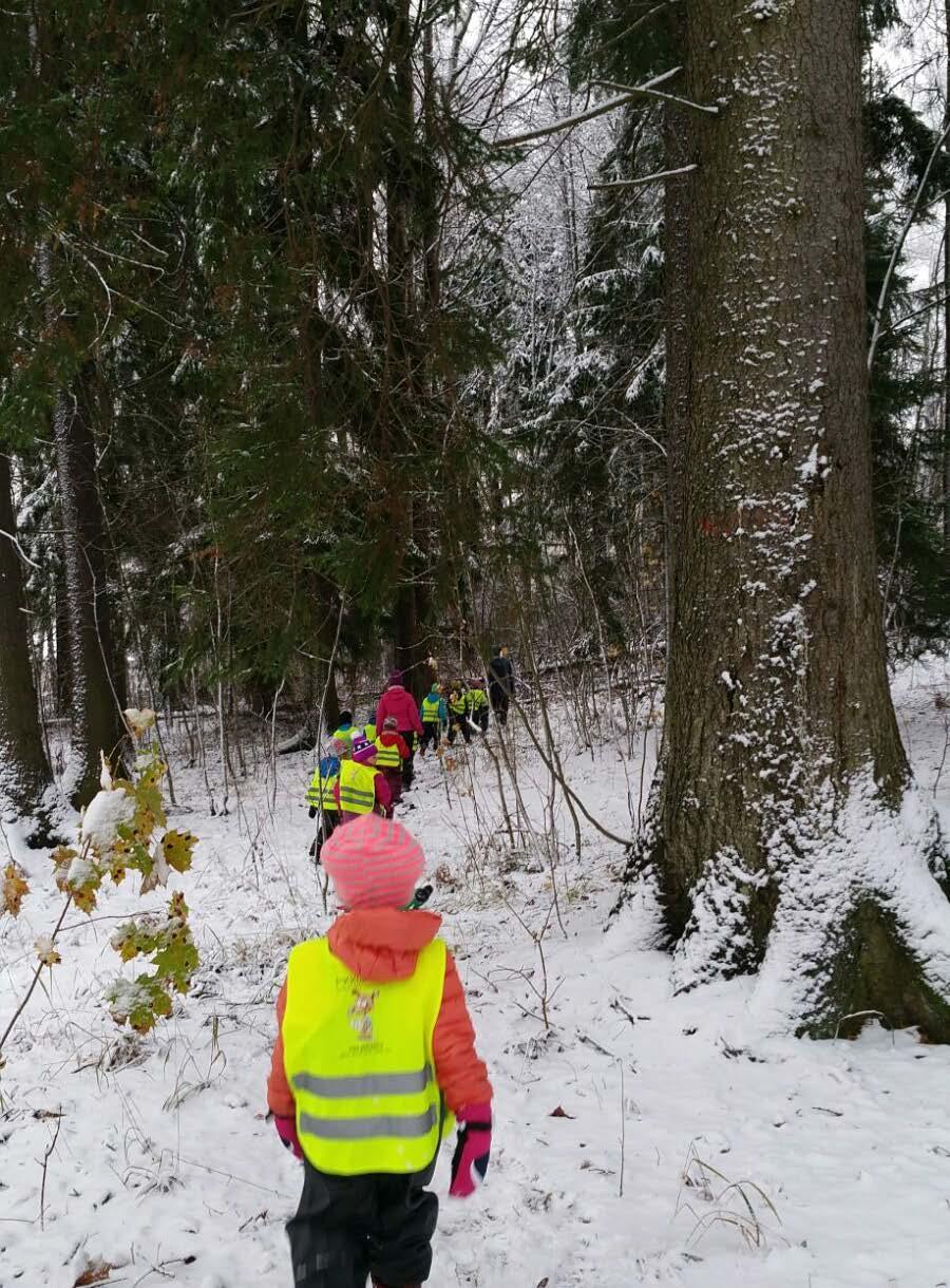 3. Minä ja meidän yhteisömme Lasten kanssa pohditaan mennyttä aikaa, nykyaikaa ja tulevaisuutta.