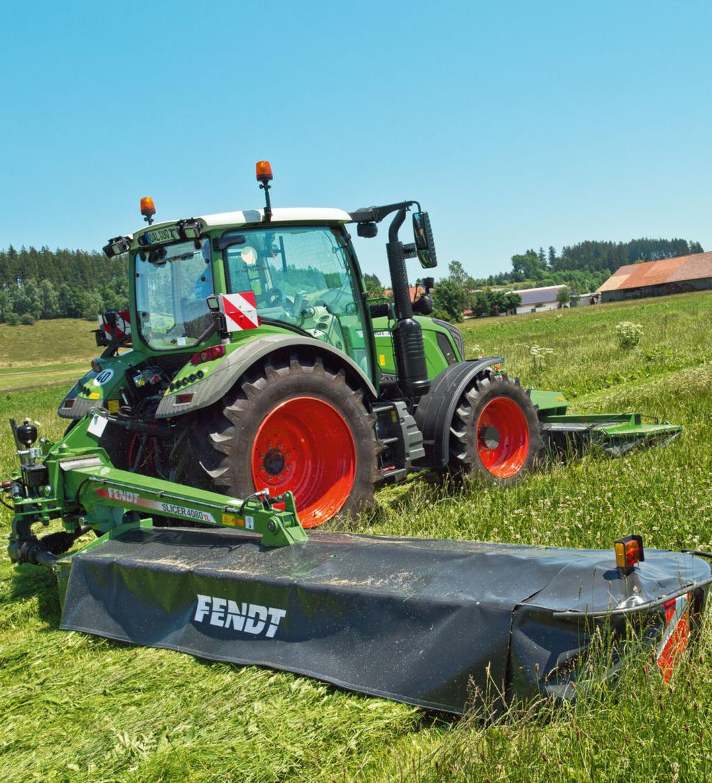 Aktivoimalla hydrauliventtiilin ja ajamalla vähän taaksepäin niittokone palaa takaisin työasentoon. Hyvä kuljetusasento Kuljetusta varten Fendt -niittokoneen voi kääntää helposti taaksepäin yli 90.