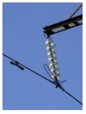 14 Kuva 10. Turvaetäisyydet (Tukes 2016). Kuva 11. 110 kilovoltin eristinketju (Tukes 2016). Johdon jännitteen voi päätellä eristinketjun pituudesta ja eristinlautasten lukumäärästä.