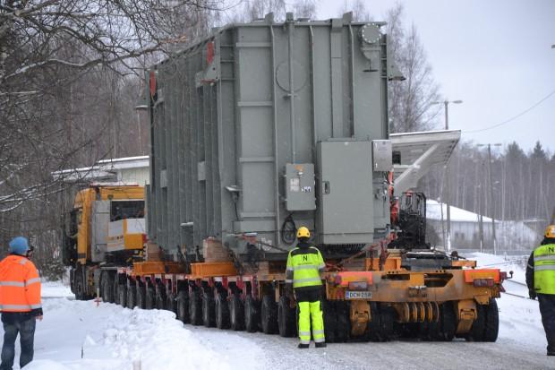 Kuvassa 15 on sähköasemalle asennettava suurmuuntaja, joka on painoltaan yli 280 000 kilogrammaa ja teholtaan 400 kilovolttia ja 400 megavolttiampeeria (Shl 2015). 19 Kuva 15.