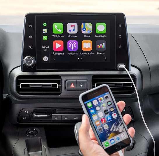 kosketusnäytölle.. Apple CarPlay, Mirror Link ja Android Auto yhteensopivuus.