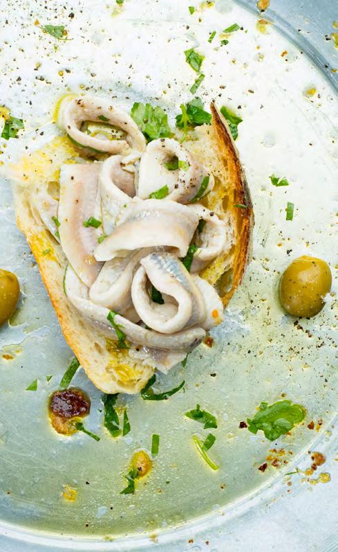 SILAKAT BOQUERONES 4 annosta 500 g silakkafileitä 1,5 rkl hienoa merisuolaa 2 dl sitruunamehua 2 dl oliiviöljyä lehtipersiljaa kivettömiä vihreitä oliiveja viipaloituna (2 rkl limemehua ja yhden