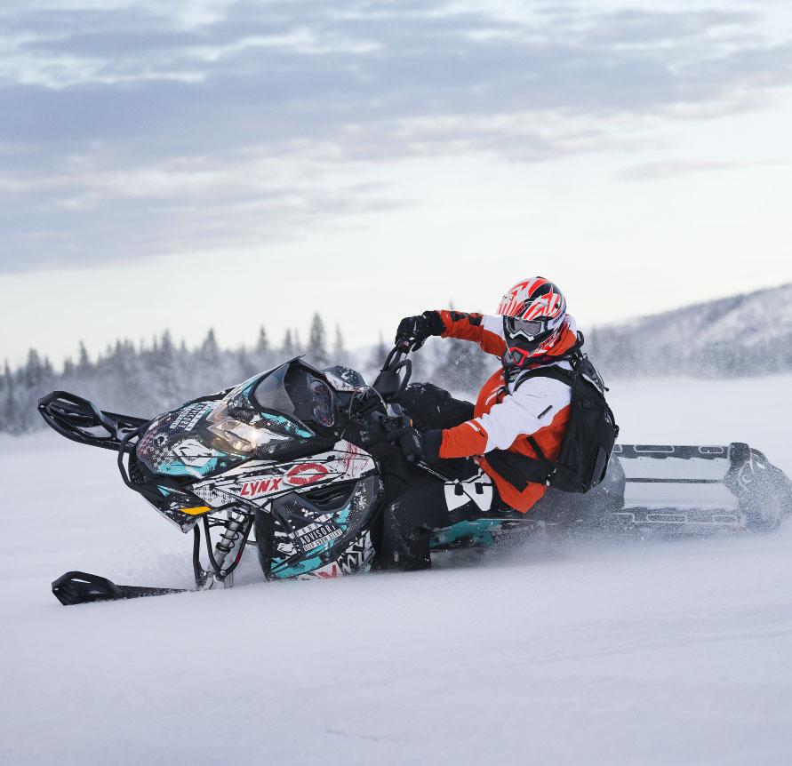 DEEP SNOW SPORT. SUOSITELLUT VARUSTEET BOONDOCKER DS 3900 800R E-TEC. Nautintoa on pohjaton puuterilumi ja jyrkät nousut.