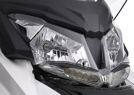 LED LISÄVALO 860201050 269 EUR Kelkkamarkkinoiden ensimmäinen täysin integroitu lisävalo tarjoaa voimakkaan, lähes 180º:n valokeilan kelkan eteen ja sivuille.