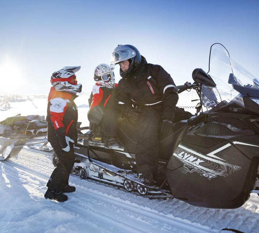 TOURINGTÄYDELLISEN TALVIPÄIVÄN KUMPPANIT.
