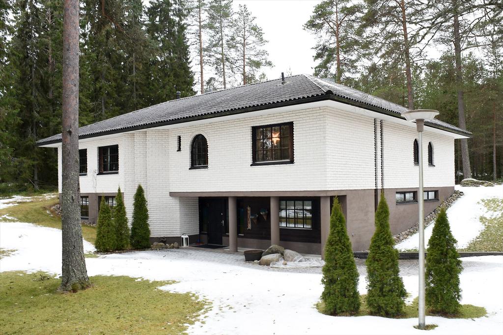 Omakotitalo Kokkola, Linnusperä Kohdenumero 609544 5mh,oh,k,tv-h,khh,ph,s,allash,4xwc,tkh,harrastush., 250,0 m²/250,0 m² Kov. 1980 Energialuokka Ei e-tod. 0 Mh. 245 000,00 Perkas 8.