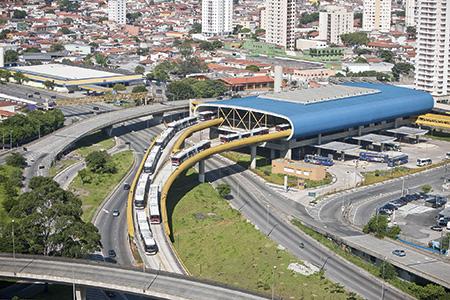 1995 (kun Suomessa asiantuntijat kiistelivät joukkoliikenneratkaisuna vain tunnelimetrosta, pintametrosta ja raitiovaunusta) aloitti Ecuadorin Quitossa BRT johdinbussimetro.