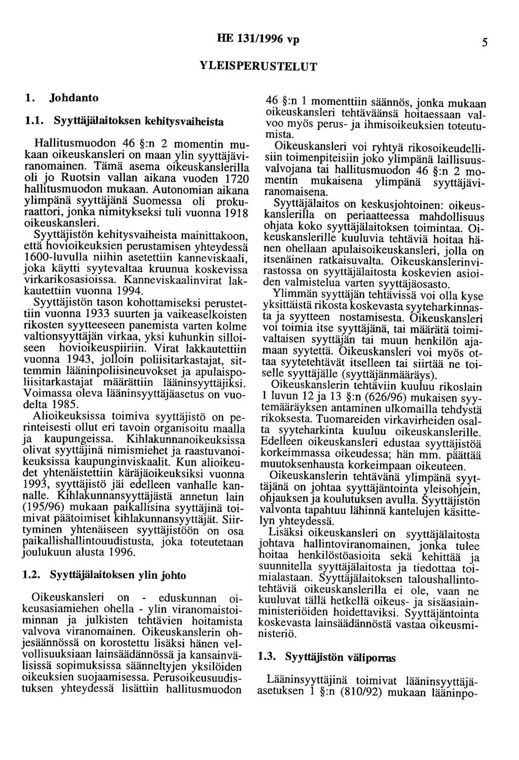 HE 13111996 vp 5 YLEISPERUSTELUT 1. Johdanto 1.1. Syyttäjälaitoksen kehitysvaiheista Hallitusmuodon 46 :n 2 momentin mukaan oikeuskansleri on maan ylin syyttäjäviranomainen.