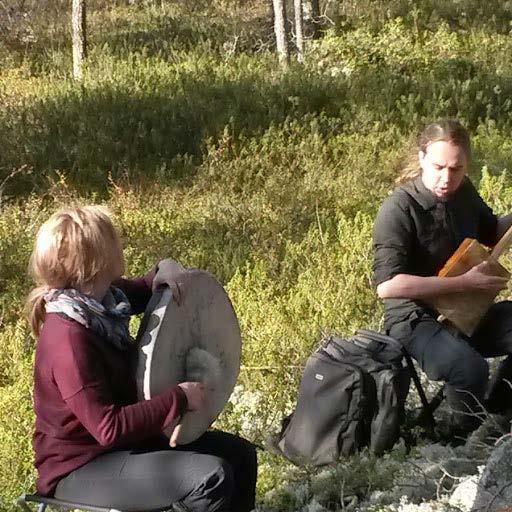 Mukana oli kansanmusiikkiduo Luineh, jonka esitys kosketti 30 kuulijaa keskellä suota.