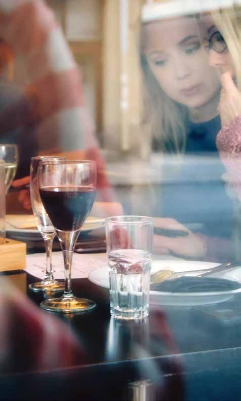 MAISTUISIKO KIIREETÖN ILLALLINEN TAIDOKKAALLA TEATTERIVIIHTEELLÄ HÖYSTETTYNÄ? Me Linnateatterissa olemme tunnetusti yhdistäneet herkullisen ruoan ja juoman laadukkaisiin esityksiin.