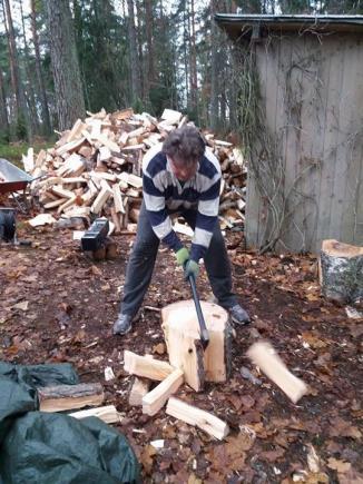 Ja sitten sapettaa vielä niiden puiden hankkiminen.