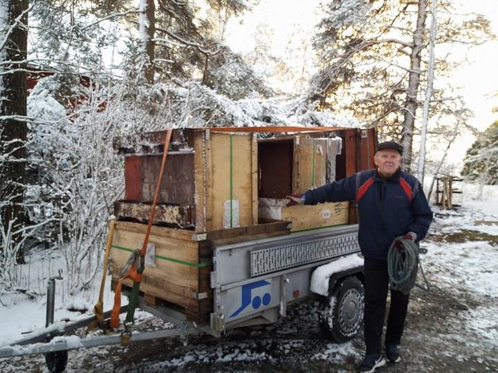 Puuta haemme paikalliselta rakennuttajalta, puutyöverstaalta sekä eräältä ympäristöhuoltoyritykseltä. Jätepuu on ilmaista ja toinen osapuoli on vain tyytyväinen välttyessään jätemaksuilta.