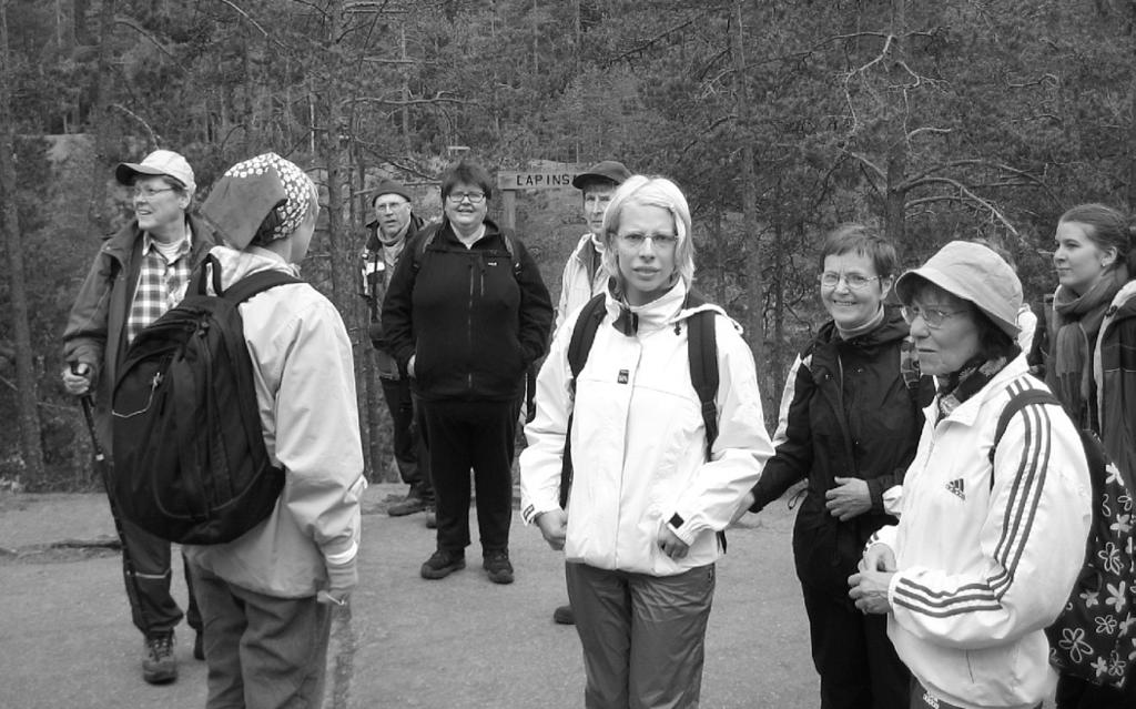 Informbazaro En printempa (26.5.) ekskurso en la nacia parko de Repovesi. Partoprenis 20 esperantistoj kun siaj amikoj el Jyväskylä, Mikkeli, Lahti, Kotka kaj Helsinki-regiono.
