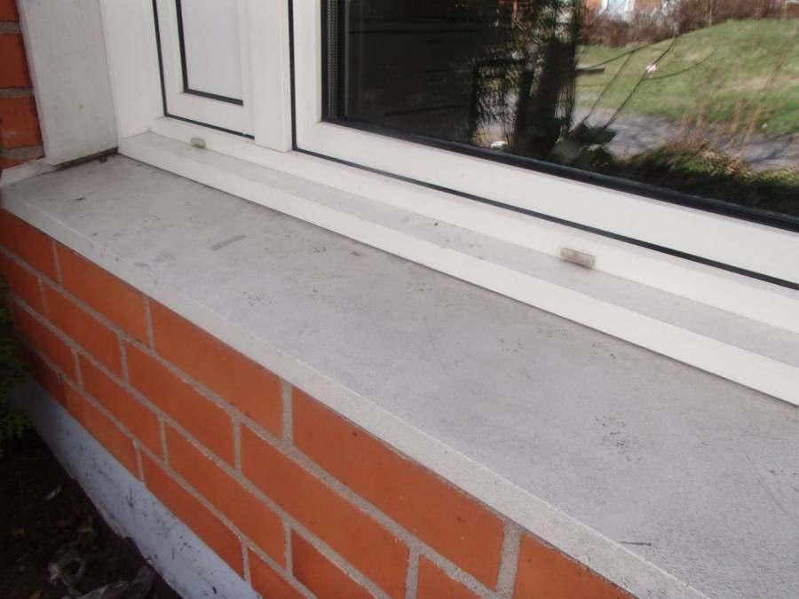 12 IKKUNAT JA ULKO-OVET PUITTEET, KARMIT JA LASIT Ikkunat ovat 3-lasisia lämpölasielementti-ikkunoita. Ikkunoissa ei havaittu huomautettavaa.
