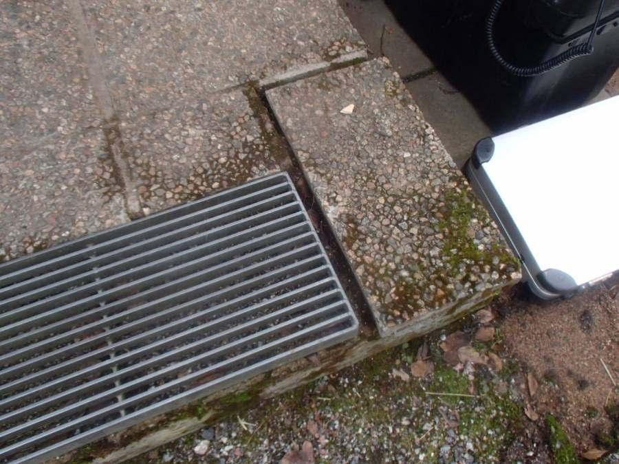 aikakauden rakenteille on tyypillistä, että väliseinien alaosat saattavat olla lattialaatan alapuolella, omalla perustuksellaan ja olla alttiina maakosteudelle (riskirakenne).