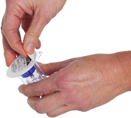10. Poista suojus annosteluvälinepakkauksen päältä. Älä poista välinettä pakkauksesta.