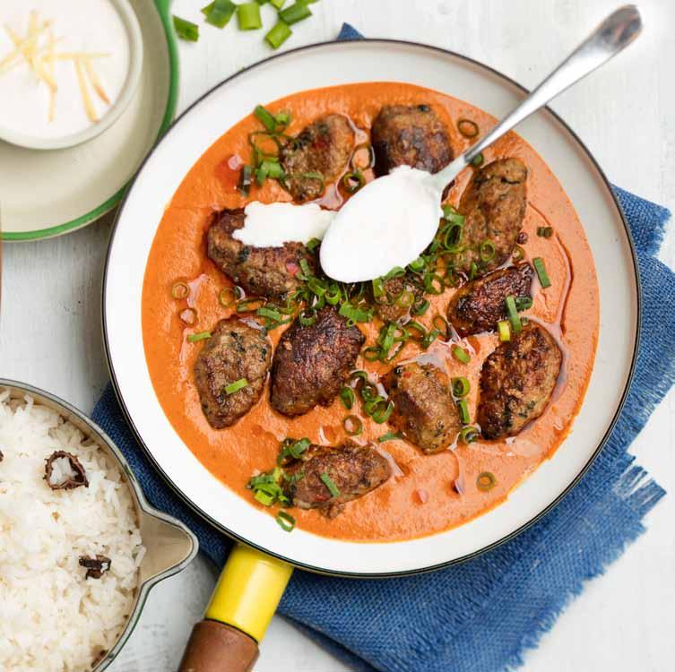 Lammas-Kofta ja Inkiväärijogurtti 1,5 kg Tamminen Karitsan jauheliha 0,4 kg sipulihaketta 6 valkosipulikynttä hienonnettuna 3 punaista chiliä hienonnettuna 3 rkl inkivääriä raastettuna 0,05 l 1 rkl 6