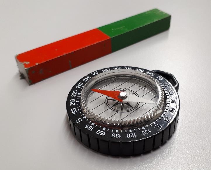 3 MAGNEETTISUUS ILMIÖNÄ Tarvittavat välineet: 2 punavihreää sauvamagneettia (iso) 2 punaista sauvamagneettia (pieni) Kompassi Rautahippuja sisältävä kotelo 1.