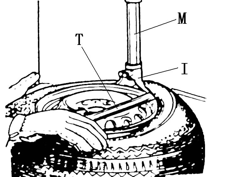 Asennuspää nousee automaattisesti noin 2-3 mm vanteen reunasta. 3. Laita rengasrauta renkaan palteen alle lähelle asennuspäätä ja nosta palle asennuspään päälle (Kuva 7). 4.