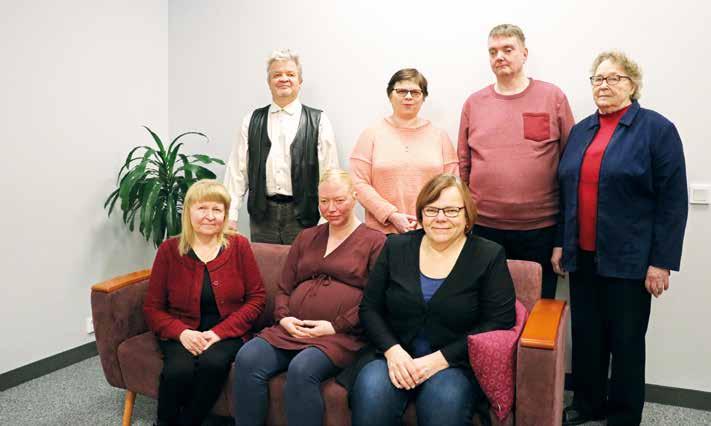 Kurkistus hallitustyöhön Uuden hallituksen jäsenet. Takarivillä Esko Jäntti, puheenjohtaja Tuula Hartikainen, Timo Peltomäki ja Saini Lepistö.