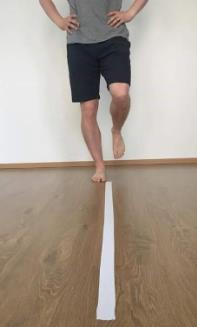 55 Liite 2 SINGLE-LEG HOP FOR DISTANCE Testiohjeet: 1. Mittaa noin 6 metrin mittainen teippi lattiaan. 2. Testattavaa pyydetään hyppäämään yhdellä jalalla mahdollisimman pitkälle ja laskeutumaan alas niin, että polvi on koukussa ja tasapaino säilyy.