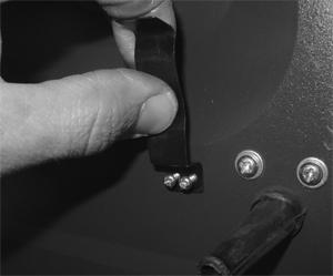 Käytä 2 M5 x 20 mm ruuvia aluslevyillä