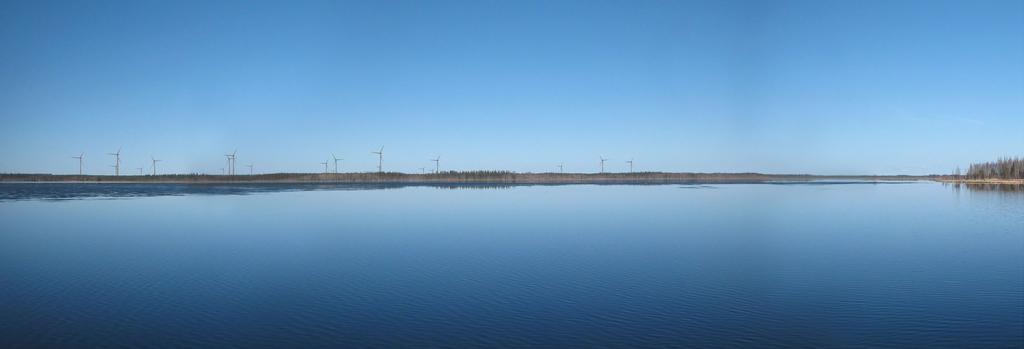 Havainnekuva Kivi- ja Levalammen tekojärven uimarannalta hankealueen suuntaan (VE 1 putkirakenteinen torni, napakorkeus 140 m, kokonaiskorkeus 200 m) sena terästornina.