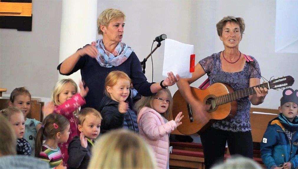 Nein natürlich nicht, die Mäuschen haben zwei Beine und auf ihren Köpfen wippen lustige Öhrchen. Es sind die Vorschulkinder des Kindergartens, die den Erntedankgottesdienst mitgestalten.