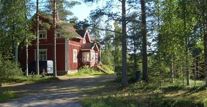 ja navetta vuodelta 1932. Molempia rakennuksia on laajennettu vuonna 1966. Heterinteen pihapiiri on rakennettu 1930-luvulla. Talon on rakennuttanut pankinjohtaja Peisa.