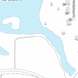 omakotitaloalueen keskellä. Harjun ja Saariharjun talot muodostavat yhteisen neliöpihan ja ovat olleet aiemmin samaa tilaa, joka on yksi Pudasjärven vanhimmista. Isomursu on tien toisella puolella.