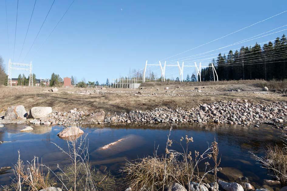 Maisemapylväs 3 sijoittuu kaupunkipuron eteläpuolelle Ivoniemen itärannalle. (havainnekuva: Arkkitehtitoimisto Virkkunen & Co, 11.9.2018).