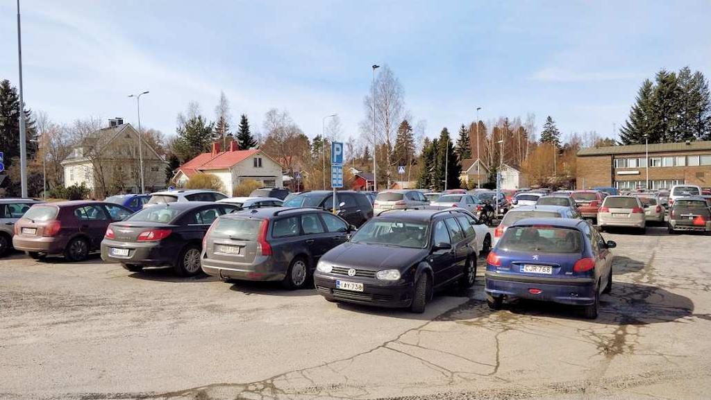 P-alueet: Toijala, radan länsipuoli 1/2 Merkitty P-alue alkaa tästä Nämä autot on pysäköity merkittyjen ruutujen ulkopuolelle Radan