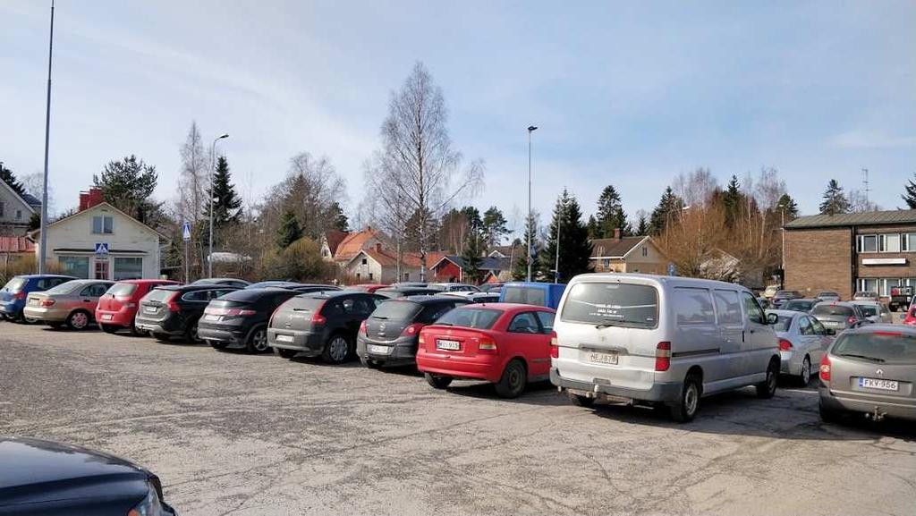 Käytännössä alueelle pysäköidään 30 merkittyä ruutua huomattavasti suurempi automäärä: noin 60-70 autoa.