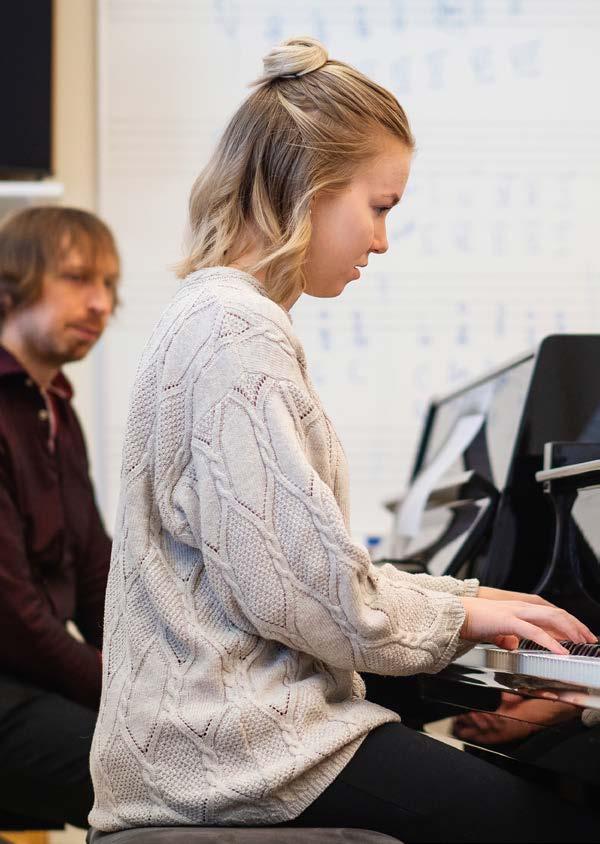 KOULUTUSLINJAT MUSIIKKIALAN PERUSTUTKINTO, 180 OSP MUUSIKKOLINJA Muusikkolinjalla opiskellaan ammattitaitoisen opetushenkilökunnan ohjaamana henkilökohtaisia
