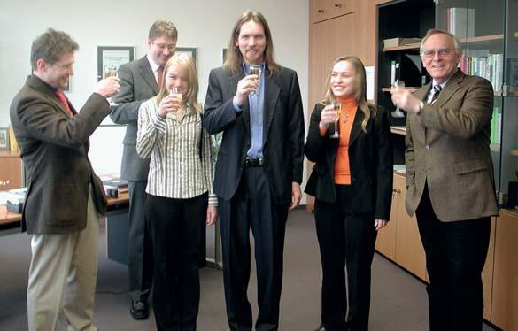 12 GDCh Tätigkeitsbericht 2004 Den studentischen Neumitgliedern Nr. 999, 1000 und 1001 gratulieren Prof. W. Koch (links), Dr. H. Bengs (2. von links) und Prof. Dr. H. Hopf (rechts).