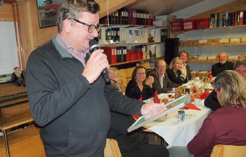 Pekka Saariselle ojennettiin kunniajäsenkirja, Pekka pitämässä kiitospuheenvuoroa. joittajille.