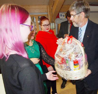 Lopuksi vielä sitkeimmät juhlijat pääsivät laulamaan ja tanssimaan karaokeesiintyjien tahdittamana.