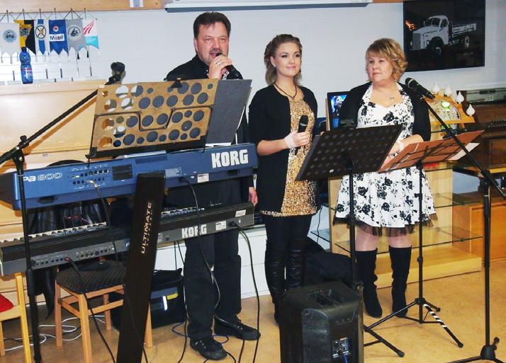Pikkujoulun musiikista vastasi Mikkelin -Kuortin suunnalta kotoisin oleva Trio Tähtiartistit, vas. Pete ja Petra Nikulainen sekä Sanna Rytkönen.