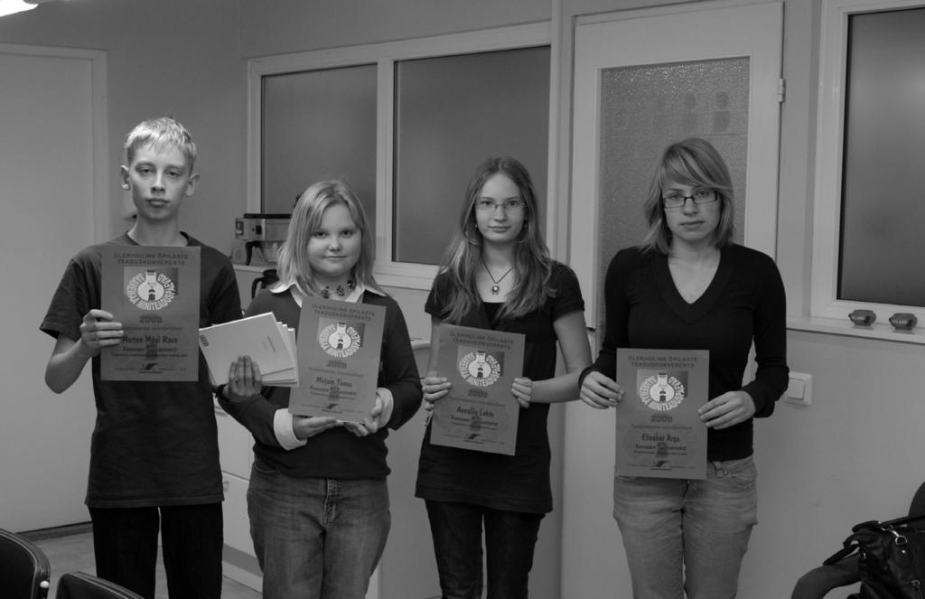 KG õpilased Saaremaa Miniteaduspäevadel Juba teist aastat toimusid Saaremaa Ühisgümnaasiumis Miniteaduspäevad. Sellel aastal oli osalejaid koole kaheksa 38 tööga.